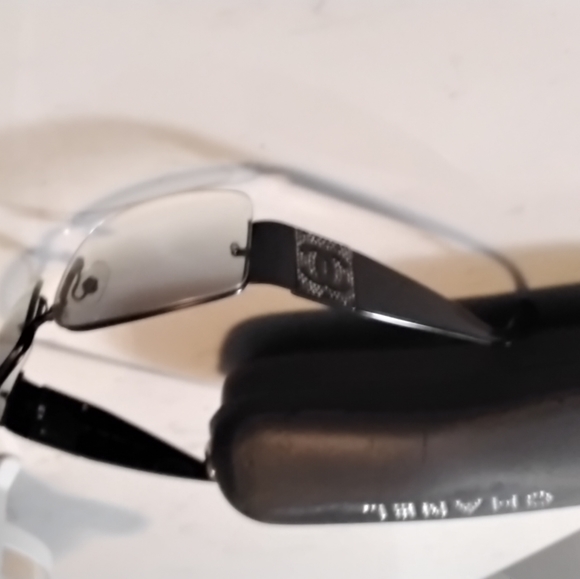 Sunglasses and case - Picture 3 of 4